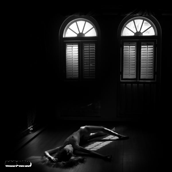 國模YUMI人體藝術(白虎露屄)全集之木屋[16P]